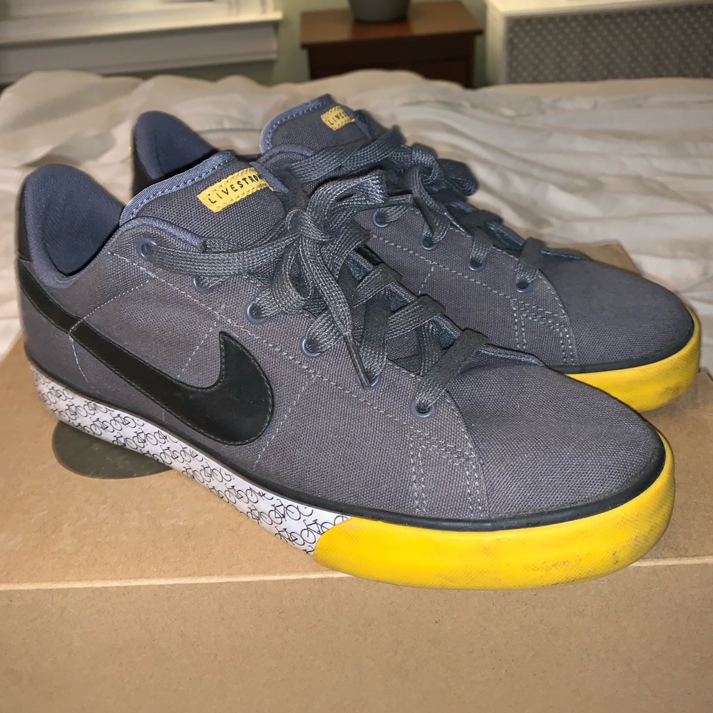 NIKE LIVESTRONG LIMITED EDITION with Bicycles 9.5